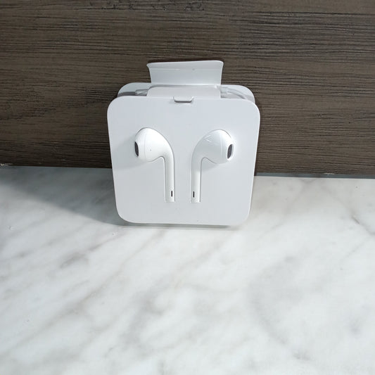Apple USB-C Headphones With 3.5mm Jack to USB-C Adapter